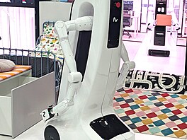 Robot poslíek od spolenosti Neura vyuívá i ohebné robotické ruce, ale lze ho...