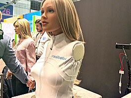 Opravdu realisticky vypadající robotická spolenice od firmy Realbotix, která...