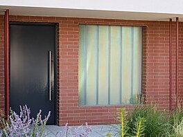 Fasád dominují v pízemním pate syt ervené cihlové obklady a originální...