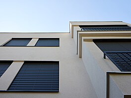 V horních patrech zanikly majiteli dnes nepreferované balkony, co umonilo...