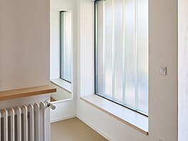 Rohové umístní domu má hned nkolik výhod  budova je lemována zelení ze tí...