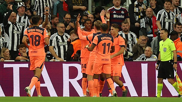 Marcus Rashford se spoluhrá�i z Barcelony oslavuje gol na h�i�ti Newcastlu.