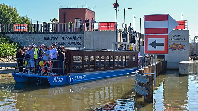 Prvn� lod� v p�tek proplouvaly novou plavebn� komorou Rohatec � Sudom��ice na Ba�ov� kan�le, ��m� se prodlou�ila splavn� ��st kan�lu a� do Hodon�na. (19. z��� 2025)