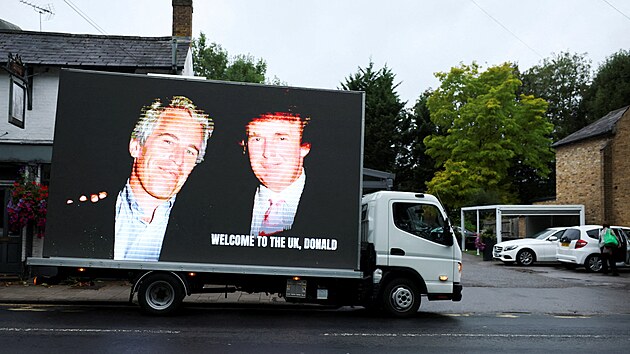 Obr�zek americk�ho prezidenta Donalda Trumpa vedle finan�n�ka Jeffreyho Epsteina na vozidle v den st�tn� n�v�t�vy americk�ho prezidenta a prvn� d�my Melanie Trumpov� ve Velk� Brit�nii (17. z��� 2025)