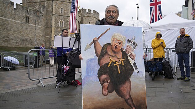 Um�lec Kaya Mar p�zuje se sv�m nejnov�j��m obrazem vedle hradu Windsor p�ed p��jezdem prezidenta Donalda Trumpa do Windsoru v Anglii. (17. z��� 2025)