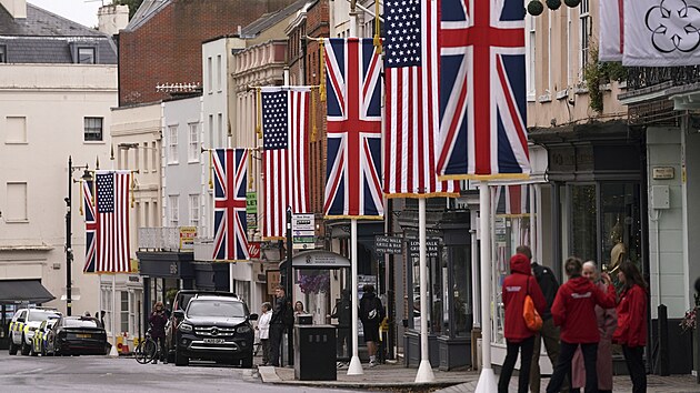 Hlavn� ulice ve Windsoru v Anglii je p�ed p��jezdem prezidenta Donalda Trumpa vyzdobena britskou vlajkou a vlajkou Spojen�ch st�t� americk�ch. (17. z��� 2025)