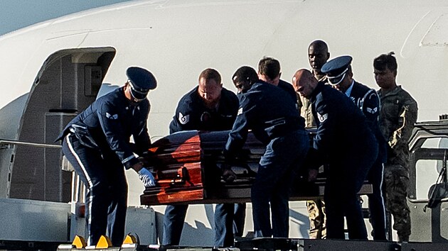 Viceprezident J. D. Vance dopravil ve sv�m vl�dn�m letadle s viceprezidentsk�m volac�m znakem Air Force Two rakev s Kirkem a Kirkovu rodinu do Phoenixu v Arizon�. (11. z��� 2025)