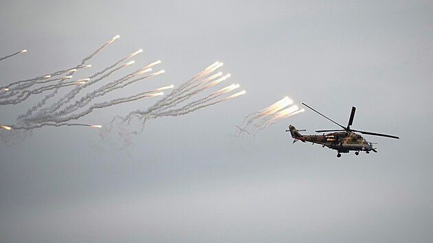 B�lorusk� helikopt�ra Mi-35 vypou�t� sv�tlice. (15. z��� 2025)
