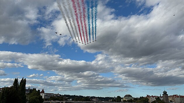 Pr�let st�ha�ek JAS-39 Gripen a proudov�ch stroj� legend�rn� britsk� akrobatick� skupiny Red Arrows nad Prahou. (18. z��� 2025)