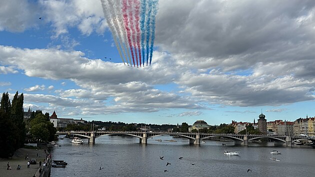 Prlet sthaek JAS-39 Gripen a proudovch stroj legendrn britsk akrobatick skupiny Red Arrows nad Prahou. (18. z 2025)