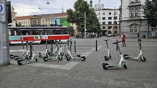 Sdlen elektrokolobky Lime, zaparkovan v centru Brna. Odtud jim i kvli neukznnosti uivatel pi parkovn hroz vytlaen. (2025)