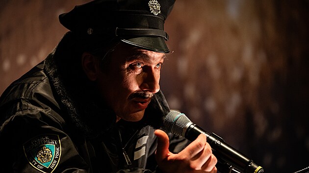 Herec Petr Blha v pedstaven Antigona v Novm Yorku