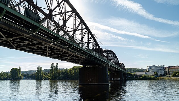�elezni�ní most spojuje vltavské b�ehy v Praze, konkrétn� oblasti Výto� (d�íve...