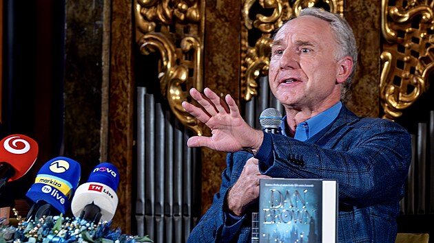 Na tiskové konferenci vystoupil americký spisovatel Dan Brown, který p�edstavil...