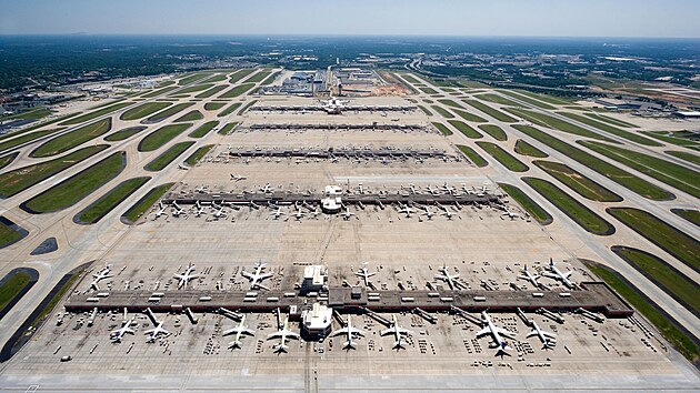 Tak�e nejv�t�� po�et odbaven�ch pasa��r� celkem m� bu� Dubaj anebo Heathrow? Kdepak, t�m skute�n� nejru�n�j��m leti�t�m sv�ta je Hartsfield-Jacskon v Atlant�. I kdy� m� letos slab�� sezonu, ka�doro�n� odbav� okolo 100 milion� pasa��r�. P�edev��m v�ak na p�estupn�ch �dom�c�ch� letech.