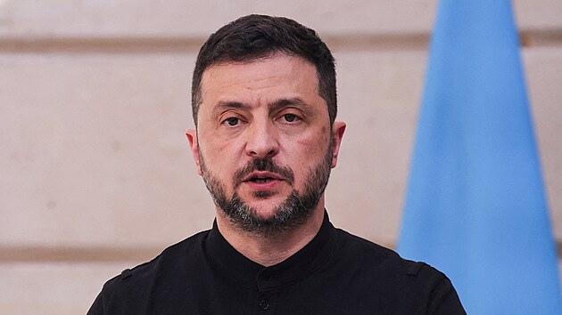 Ukrajinsk� prezident Volodymyr Zelensky po summitu koalice ochotn�ch v Elysejsk�m pal�ci v Pa��i (4. z��� 2025)