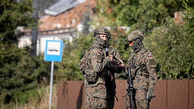 Polt vojci hldkuj v ulicch pot, co dron zashl obytnou budovu v obci Wyryki-Polod. (10. z 2025)