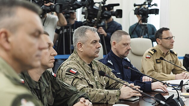 Generl Wieslaw Kukula, nelnk generlnho tbu polskch ozbrojench sil, bhem mimodnho zasedn vldy ve Varav (10. z 2025)