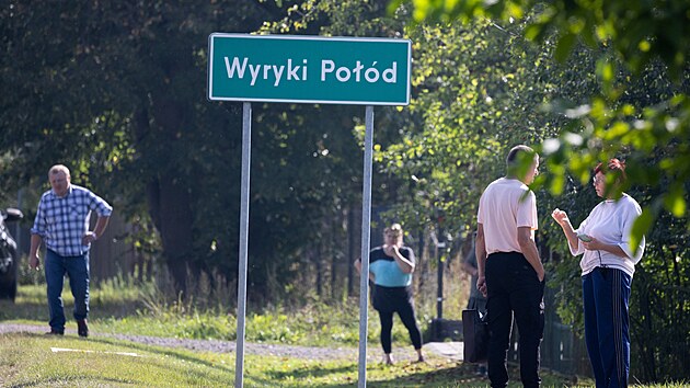 Lid� si pov�daj� v ulic�ch pot�, co dron zas�hl obytnou budovu v obci Wyryki. (10. z��� 2025)