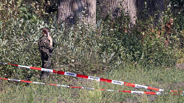 Vojkyn hldkuje u obce Krzywowierzba-Kolonia v mst, kam dopadly trosky ruskho dronu. (10. z 2025)