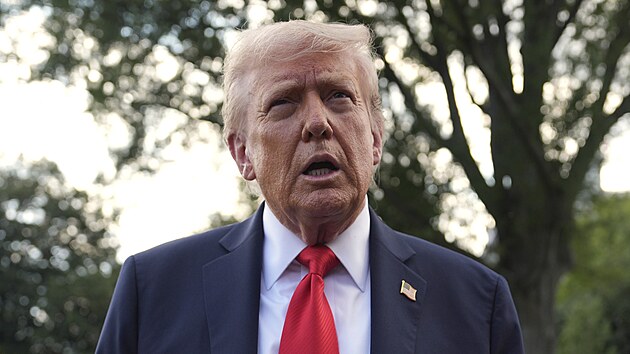 Prezident Donald Trump hovo�� s novin��i u B�l�ho domu. (11. z��� 2025)