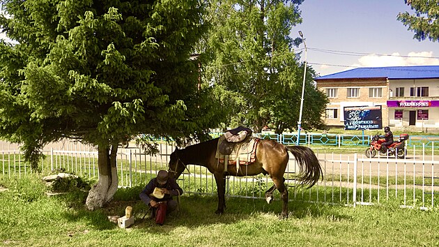 Mnostv lid dopravujcch se na koni smrem na vchod stoup. (28. ervna 2025)