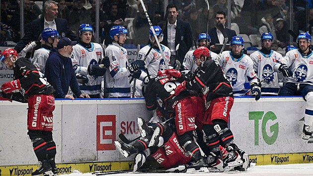 Hradec kaptan uçağı masanın dibine düştükten sonra sakinleşiyor