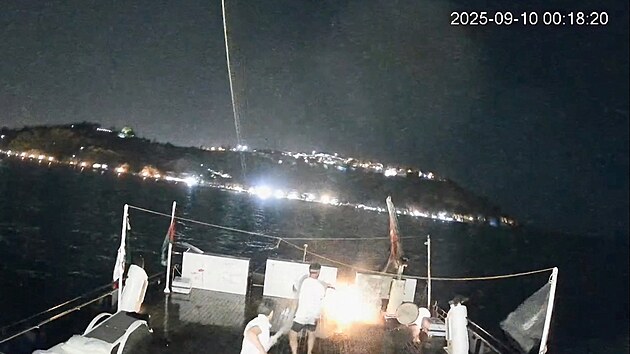 Z�znam z bezpe�nostn� kamery zachycuje po��r, kter� vypukl na lodi Alma, pat��c� do flotily Global Sumud Flotilla (GSF), v tunisk�ch vod�ch u pob�e�� Tuniska. (9. z��� 2025)