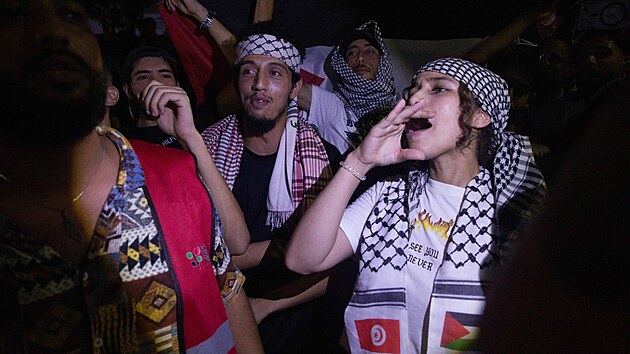 Podporovatel� Palestiny se ��astn� protestu proti �dajn�mu druh�mu �toku na flotilu aktivist� u tunisk�ho p��stavu S�d� B� Sa�d. (10. z��� 2025)