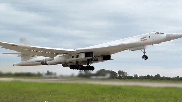 Strategick� bombard�r Tu-160 s jadernou kapacitou p�i vzletu (12. z��� 2025)