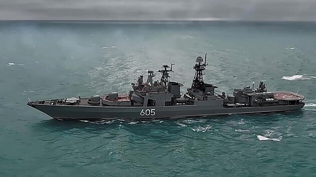 Mo�em proplouv� torp�doborec Admiral Lev�enko Severn� flotily rusk�ho n�mo�nictva. (12. z��� 2025)