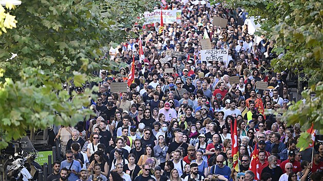 Ve Francii začaly protesty proti prezidentovi Macronovi, úsporným opatřením,...