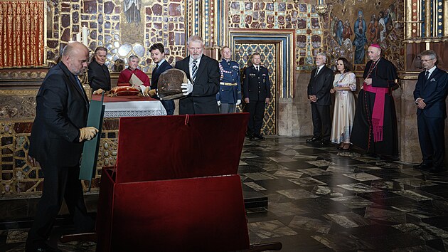 Kl��n�ci vyzvedli z Korunn� komory svatov�tsk� katedr�ly korunova�n� klenoty. (15. z��� 2025)