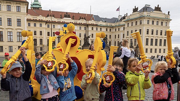 Pi pleitosti oslavy 25 let fungovn tovrny Lego v Kladn vznikl prvn uniktn kostikov model svatovclavsk koruny v nadivotn velikosti postaven jen pro eskou republiku. (18. z 2025)