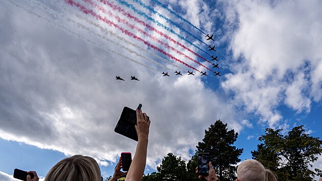 Nad Prahou prolet�ly gripeny s britskou akrobatickou skupinou Red Arrows. P�elet ozdobily kou�ov� efekty. Letouny m��� na Dny NATO v Ostrav�. (18. z��� 2025)