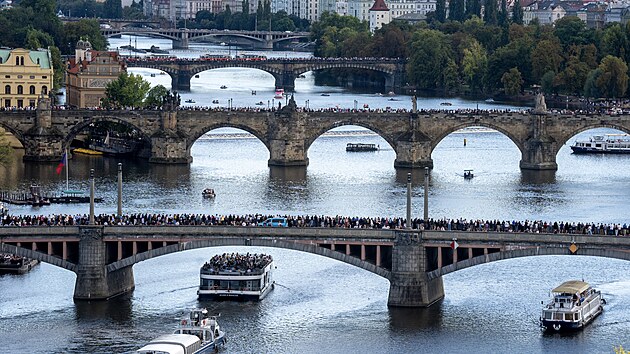 Nad Prahou prolet�ly gripeny s britskou akrobatickou skupinou Red Arrows. P�elet ozdobily kou�ov� efekty. Letouny m��� na Dny NATO v Ostrav�. (18. z��� 2025)