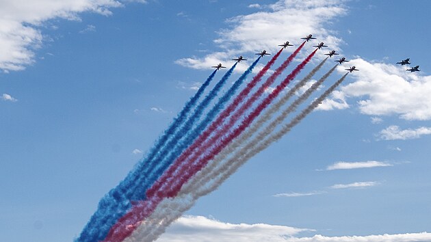 Nad Prahou proletly gripeny s britskou akrobatickou skupinou Red Arrows. Pelet ozdobily kouov efekty. Letouny m na Dny NATO v Ostrav. (18. z 2025)