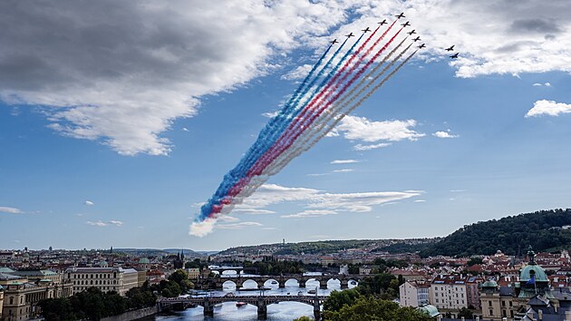 Nad Prahou prolet�ly gripeny s britskou akrobatickou skupinou Red Arrows. P�elet ozdobily kou�ov� efekty. Letouny m��� na Dny NATO v Ostrav�. (18. z��� 2025)