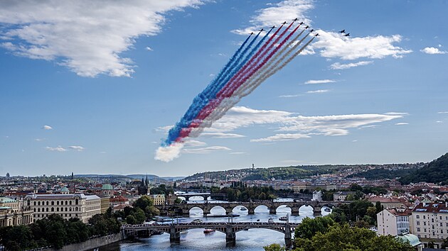 Nad Prahou proletly gripeny s britskou akrobatickou skupinou Red Arrows. Pelet ozdobily kouov efekty. Letouny m na Dny NATO v Ostrav. (18. z 2025)