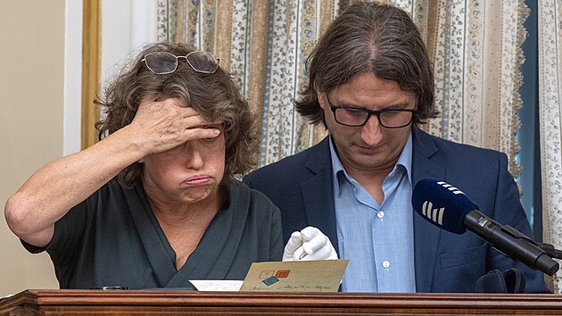 Tajemn oblka s poslednmi slovy prezidenta T. G. Masaryka byla otevena. Na snmku historika Dagmar Hjkov z Masarykova stavu a Archivu Akademie vd R. (19. z 2025)