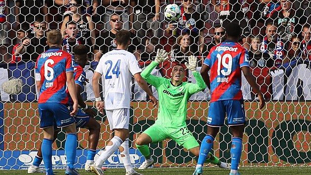 Plze�ský branká� Martin Jedli�ka zasahuje v utkání s Olomoucí.