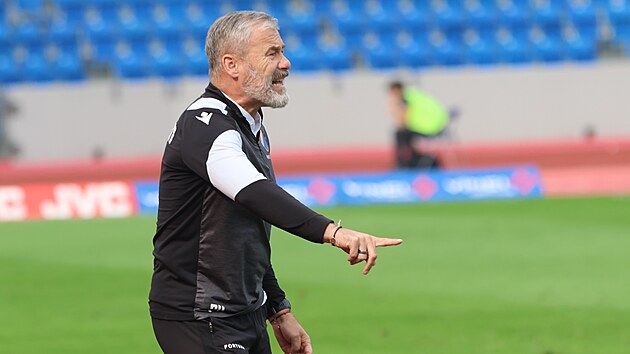 Trenér Pavel Hapal marn� burcoval fotbalisty ostravského Baníku v utkání s...