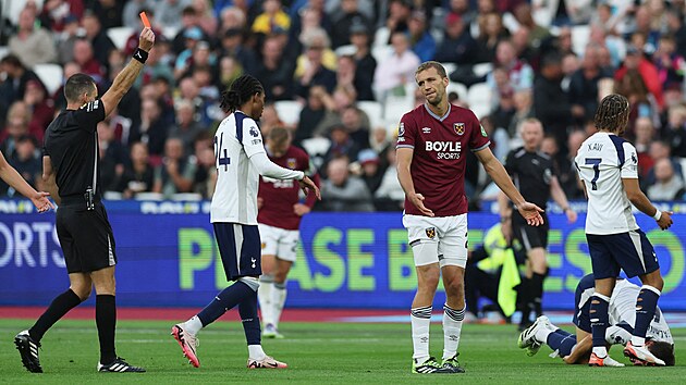 Tomá� Sou�ek z West Hamu vidí v utkání s Tottenhamem �ervenou kartu.