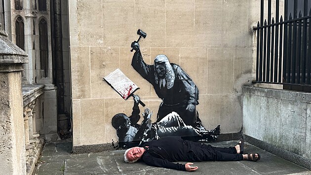Um�lec vystupuj�c� pod jm�nem Banksy odhalil nov� d�lo na budov� lond�nsk�ho soudu. (8. z��� 2025)
