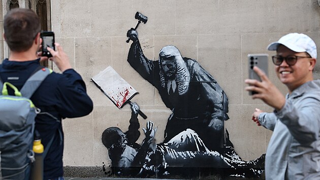 Um�lec vystupuj�c� pod jm�nem Banksy odhalil nov� d�lo na budov� lond�nsk�ho soudu. (9. z��� 2025)