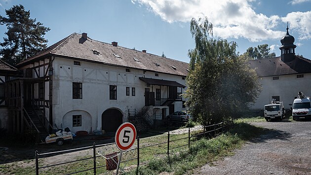 V pam�tkov� chr�n�n�m are�lu Hansfalkovsk�ho dvora m� vzniknout p�t novostaveb a t�i revitalizovan� budovy s celkem 90 byty, gar�ov�m st�n�m a tak� nap��klad pivovarem �i restaurac�. (11. z��� 2025)