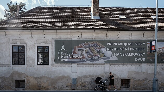 V pam�tkov� chr�n�n�m are�lu Hansfalkovsk�ho dvora m� vzniknout p�t novostaveb a t�i revitalizovan� budovy s celkem 90 byty, gar�ov�m st�n�m a tak� nap��klad pivovarem �i restaurac�. (11. z��� 2025)