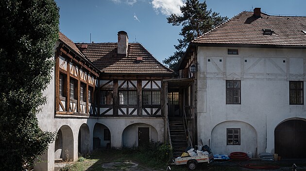 V pam�tkov� chr�n�n�m are�lu Hansfalkovsk�ho dvora m� vzniknout p�t novostaveb a t�i revitalizovan� budovy s celkem 90 byty, gar�ov�m st�n�m a tak� nap��klad pivovarem �i restaurac�. (11. z��� 2025)