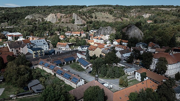 V pam�tkov� chr�n�n�m are�lu Hansfalkovsk�ho dvora m� vzniknout p�t novostaveb a t�i revitalizovan� budovy s celkem 90 byty, gar�ov�m st�n�m a tak� nap��klad pivovarem �i restaurac�. (11. z��� 2025)