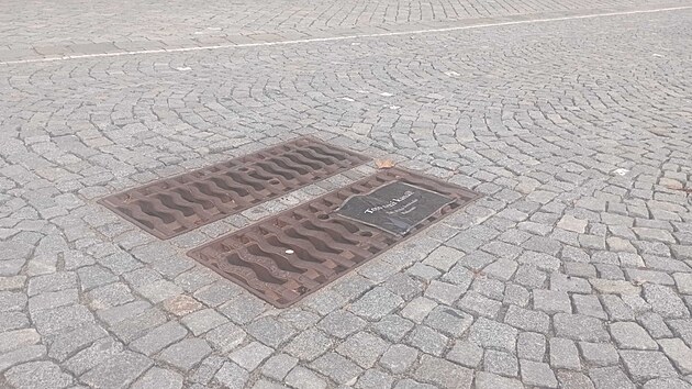 Cedule, kter kolemjdouc, ale pedevm trhovce upozoruje, e se nejedn o kanl. Relativn nedvno se objevil na Dominiknskm nmst ped Novou radnic v Brn. (z 2025)